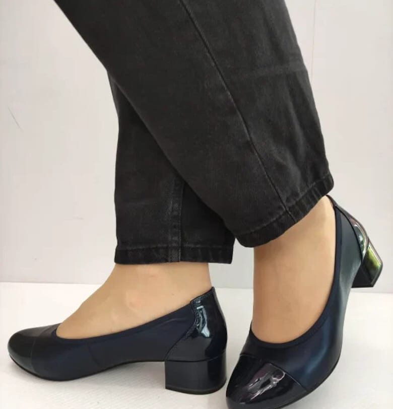 Дамски обувки  22500-42 - Елегантни в перлено синьо с лак - синьо Caprice