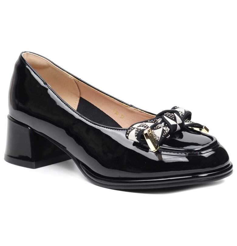 Дамски обувки Ф30 черен лак FORMAZIONE