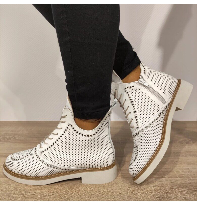 Дамски перфорирани ботуши PERLLA