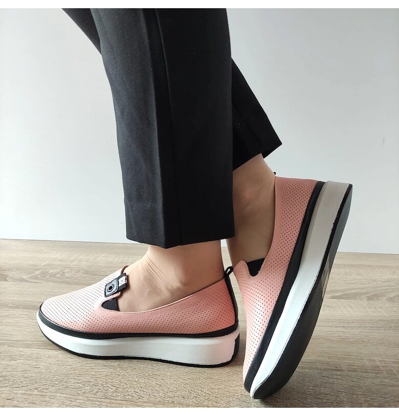 Дамски перфорирани обувки  444 Розово - Розово DOGATI