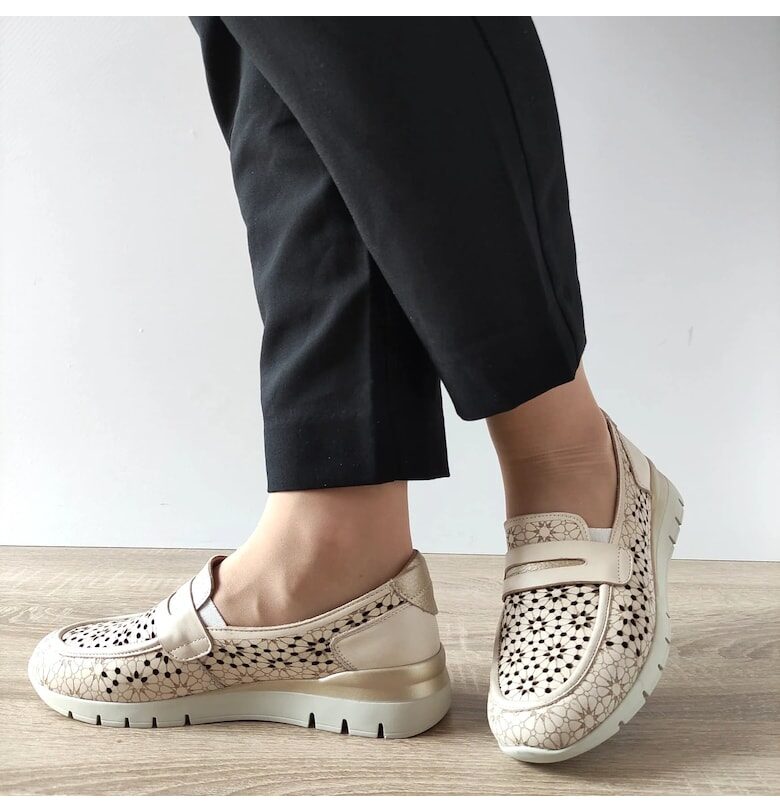 Дамски перфорирани обувки  6600 Beige - бежови Caspian