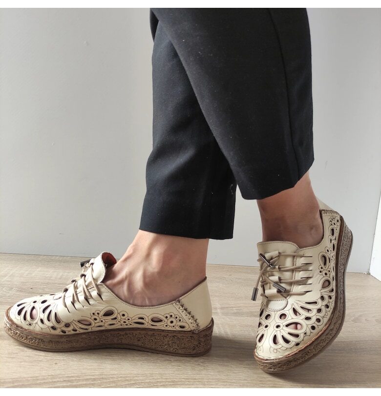 Дамски перфорирани обувки  7154-1 - бежови - DOGATI