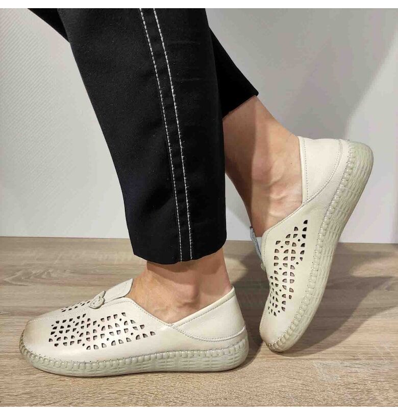 Дамски перфорирани обувки  822 - Кремави FORMAZIONE