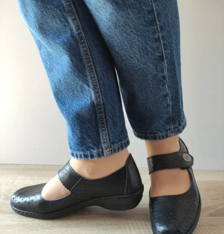 Ежедневни дамски обувки  739904 перфорирани черно Maria Conti