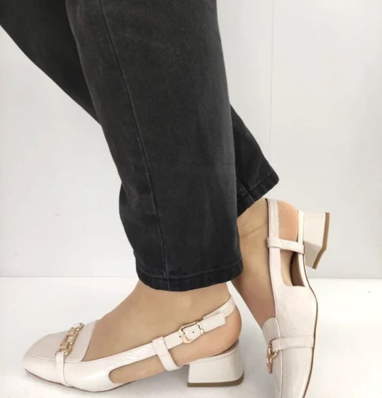 Елегантни дамски сандали  2950-44 Кремав лак - Кремави Caprice