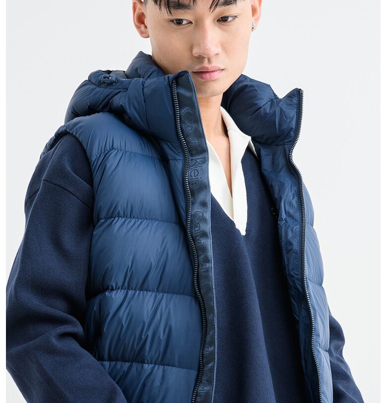 Елек с пухена вата и качулка - Тъмносин CALVIN KLEIN JEANS