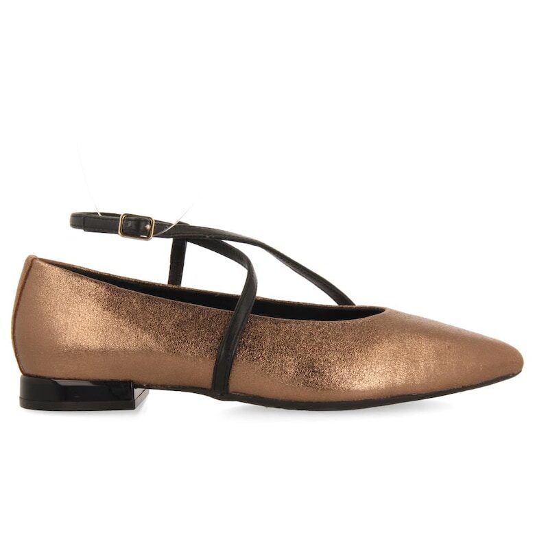 Кожени пантофки с остър връх и метален ефект Gioseppo
