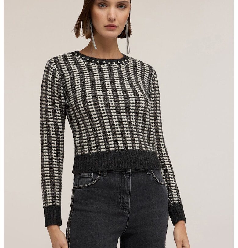 Къс пуловер с декоративни камъни по деколтето Motivi