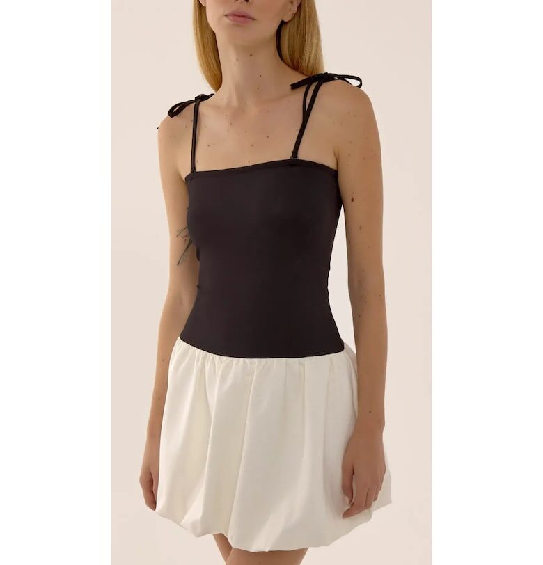 Мини рокля -  slim fit - квадратно деколте - балон подгъв - черна - полиестер HiCCUP