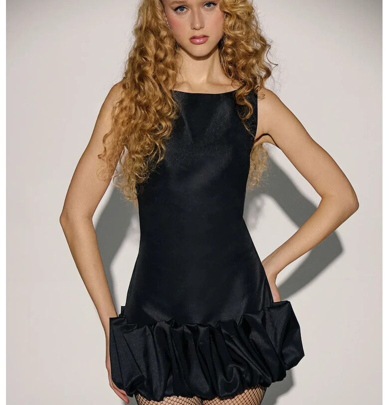 Мини рокля -  вталена с отворен гръб и волани - черна - полиестерна тафта HiCCUP