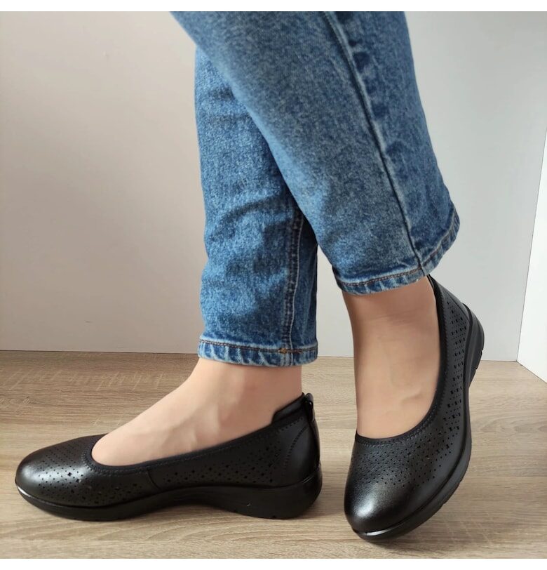 Перфорирани дамски обувки Pass