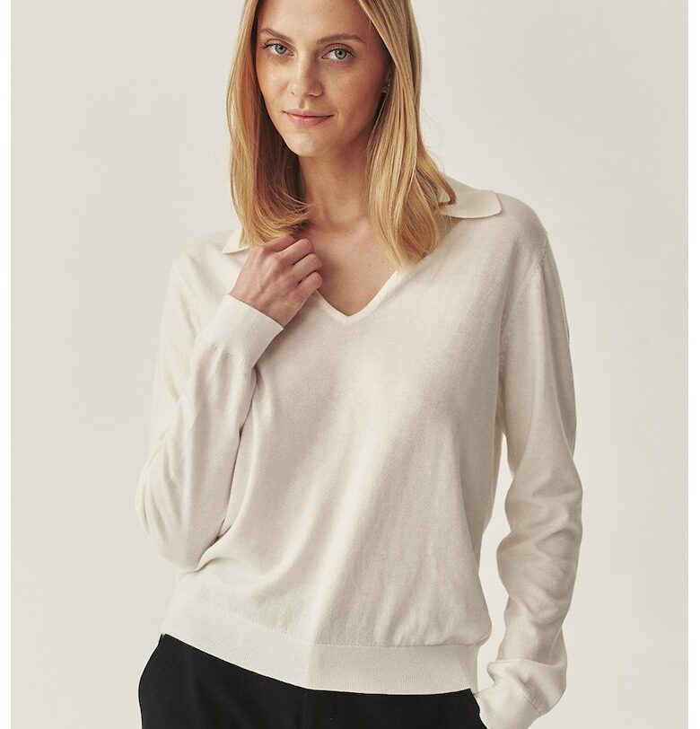 Пуловер с кашмир с остра яка с шпиц - Мръснобял Tatuum