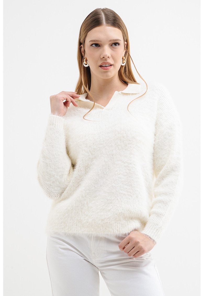 Пухкав пуловер с класическа яка - Бял GUESS