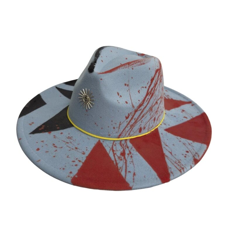 Синя шапка - широка периферия - ръчно изработена - ръчно рисувана и с аксесоари - Слънчеви лъчи Pursehuit