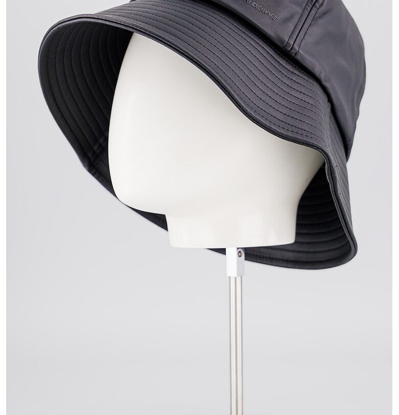 Шапка от еко кожа ARMANI EXCHANGE