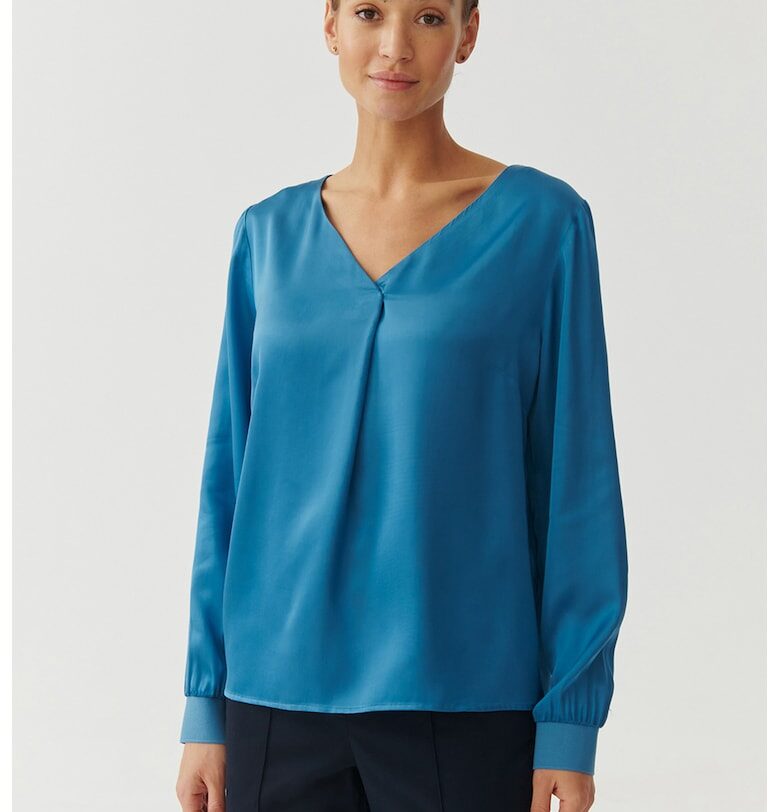 Блуза Sandrika с шпиц със сатиниран ефект - Светлосин Tatuum