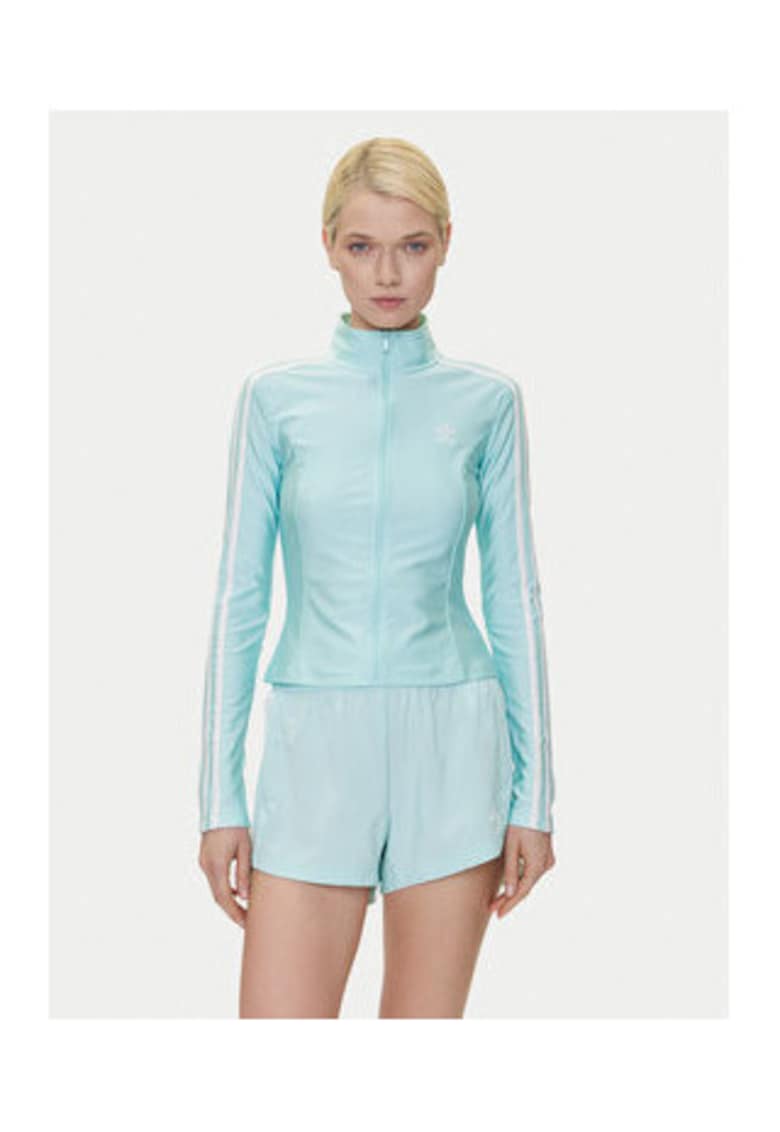 Вталено яке с лого adidas