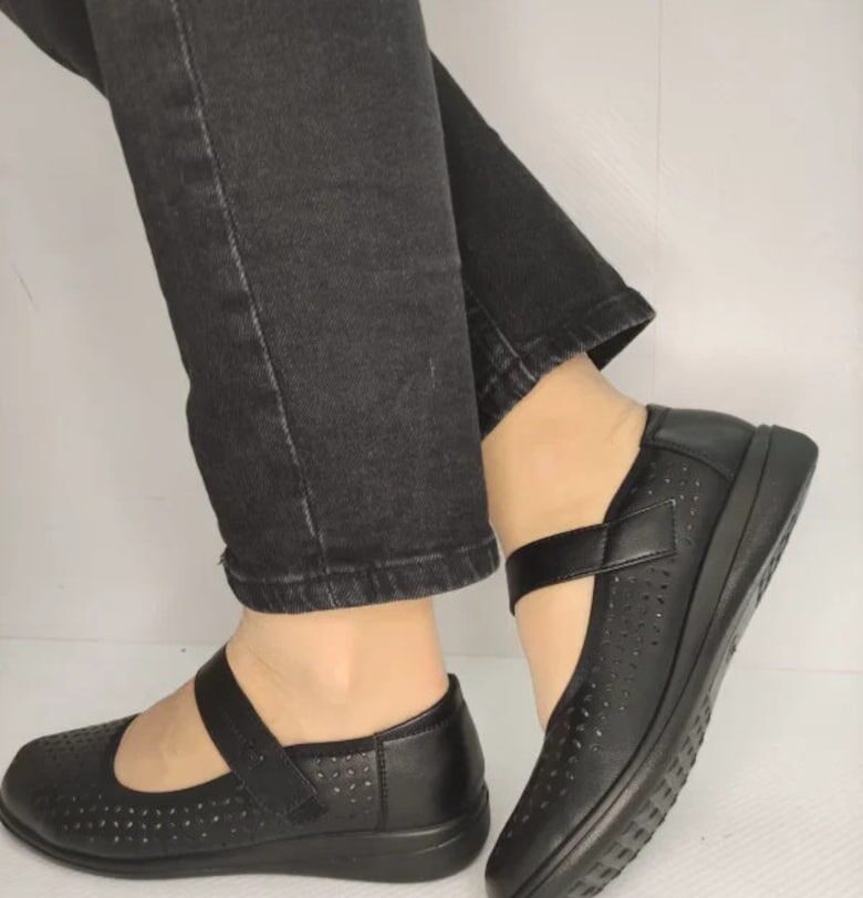 Дамски обувки  60020A 01-N перфорирани Черно - Черен Karisma