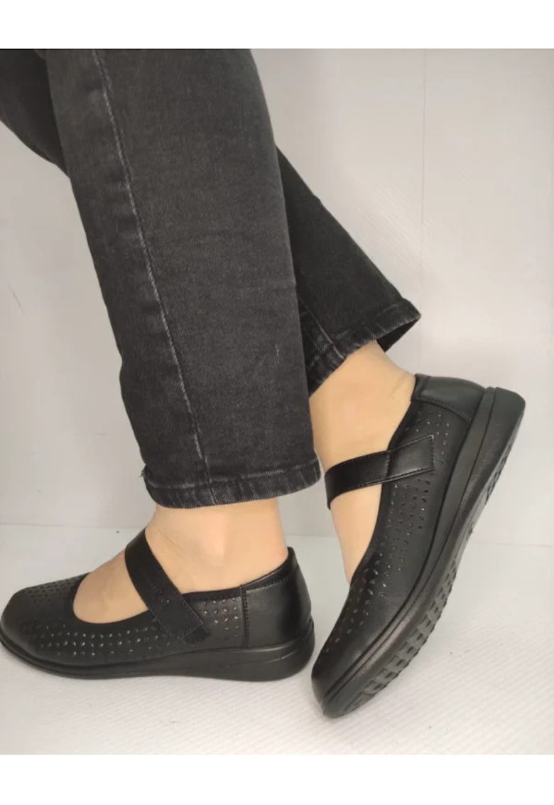 Дамски обувки 60020A 01-N перфорирани Черно - Черен Karisma