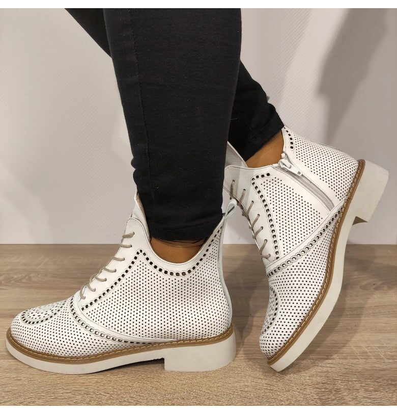 Дамски перфорирани ботуши  Бял PERLLA