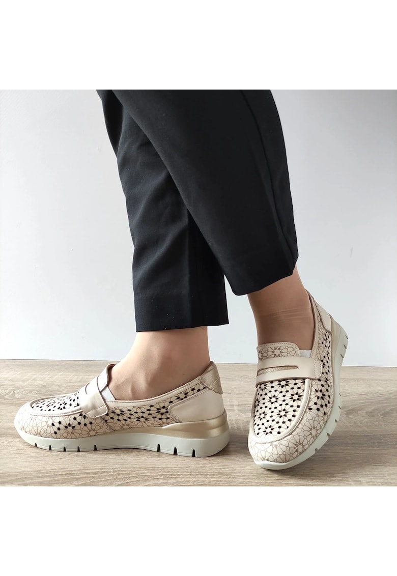 Дамски перфорирани обувки 6600 Beige - бежови - Бежов Caspian