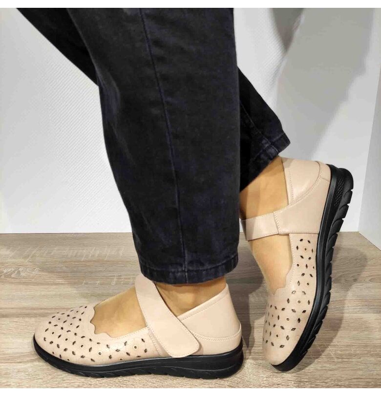 Дамски перфорирани обувки  Бежов FORMAZIONE