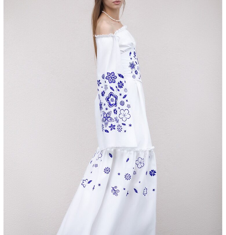 Дълга рокля с голи рамене и флорални мотиви - Бял/Син UVIA