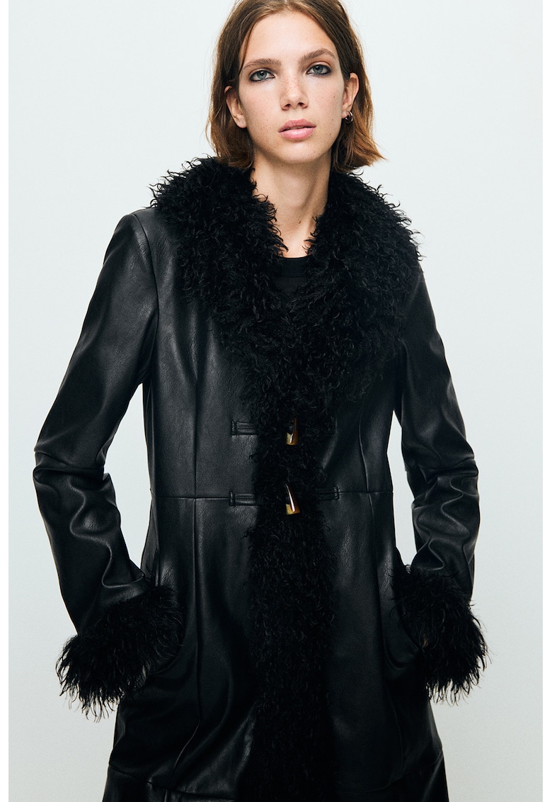 Дълго палто от еко кожа с еко пух - Черен Mango