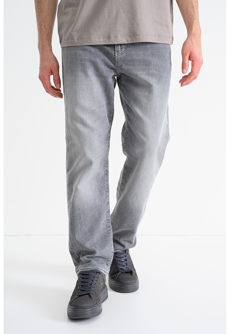 Дънки със стандартна кройка - Пепеляво сиво ARMANI EXCHANGE