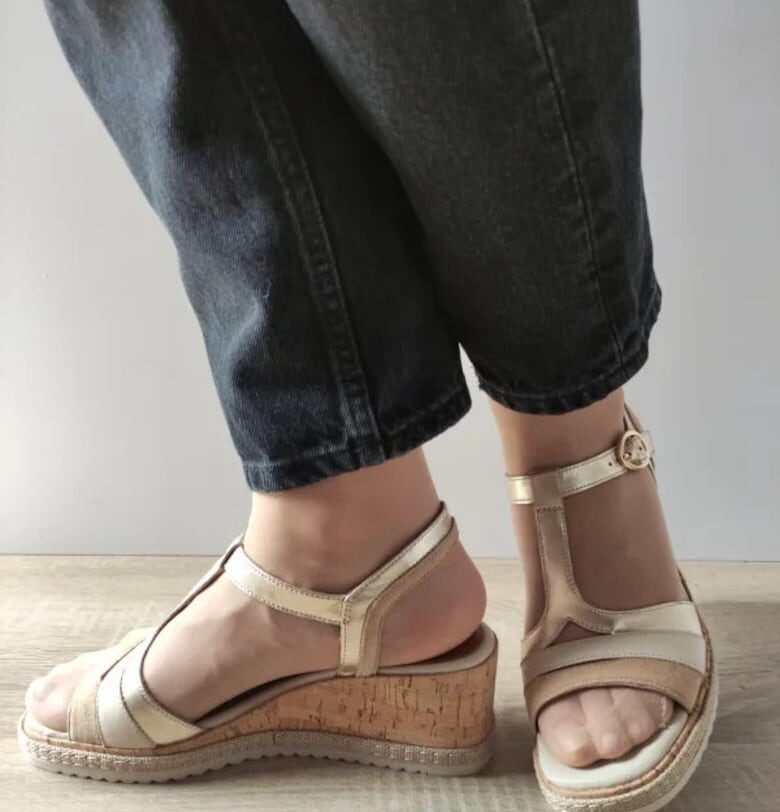 Ежедневни дамски сандали  28358-44 Бежов със златисто - Бежов - Бежов Tamaris