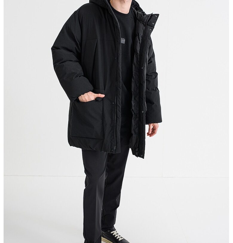 Зимно яке Mandev с качулка и джобове с капаче - Черен HUGO