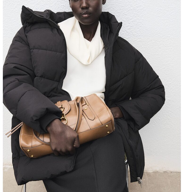 Капитонирано зимно яке с качулка - Черен Mango