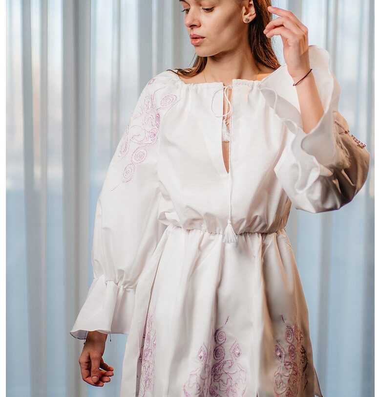 Къса разкроена рокля с бухнали ръкави и бродерии - Бял/Виолетов UVIA