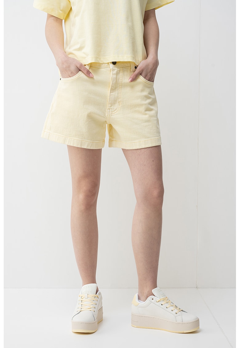 Къси дънки стил Mom Fit - Светло жълто GUESS JEANS