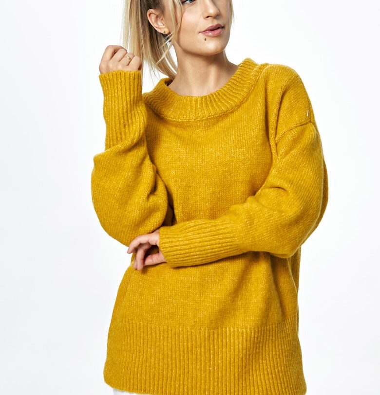 Оувърсайз пуловер -  жълт - вълнена плетка - деколте тип „лодка“ - един размер Figl