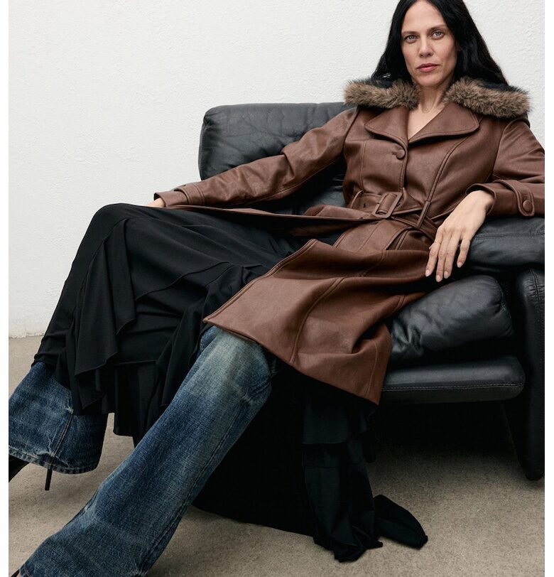 Палто от еко кожа с яка с еко пух - Тъмнокафяв Mango