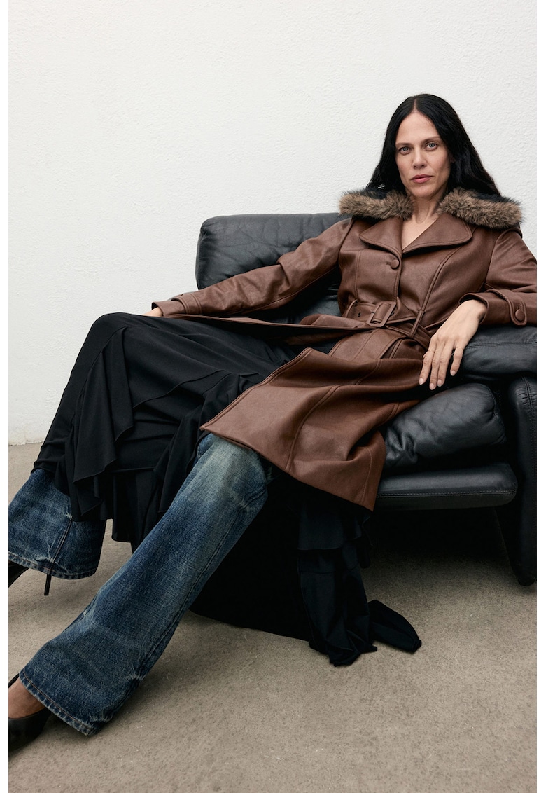 Палто от еко кожа с яка с еко пух - Тъмнокафяв Mango