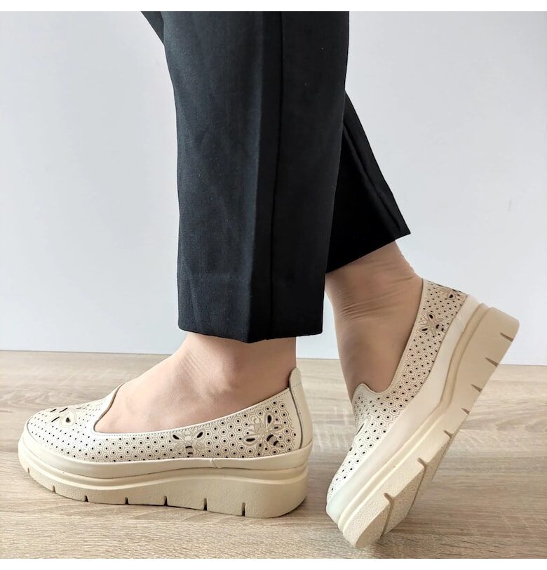 Перфорирани дамски обувки  Бежов PERLLA