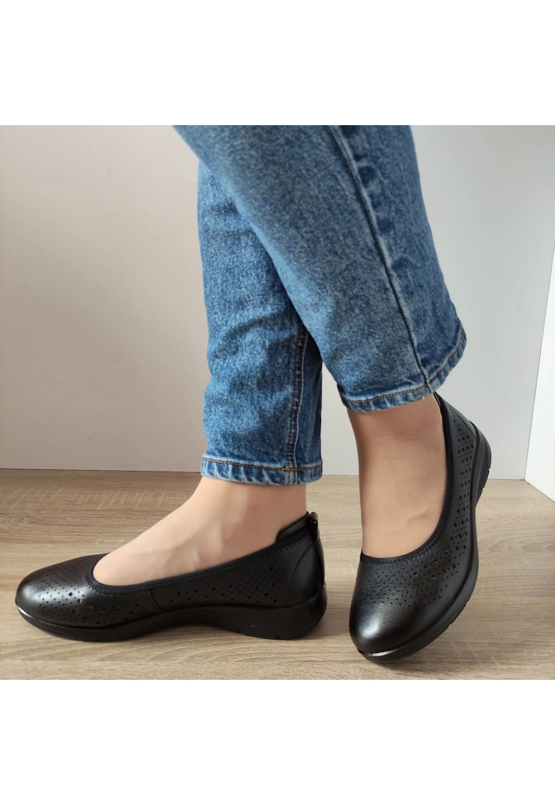 Перфорирани дамски обувки - Черен Pass