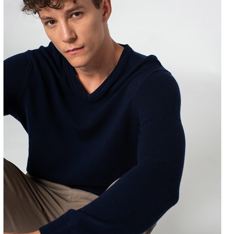 Пуловер от необработена вълна с шпиц - Тъмносин United Colors of Benetton