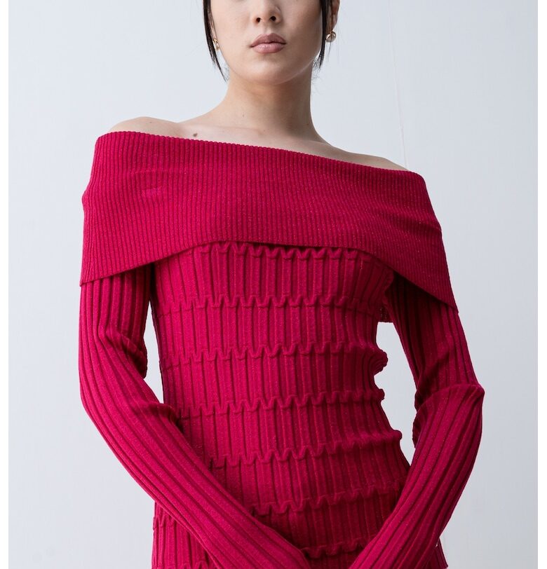 Пуловер с голо рамо и релеф - Фуксия Liu Jo