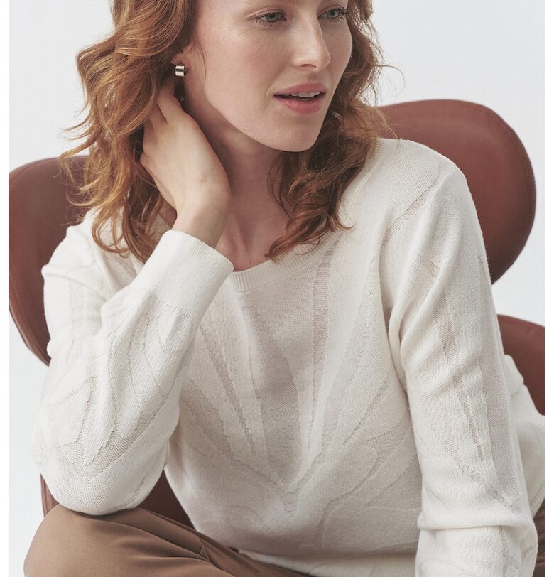 Пуловер с памук и овално деколте - Бял Tatuum