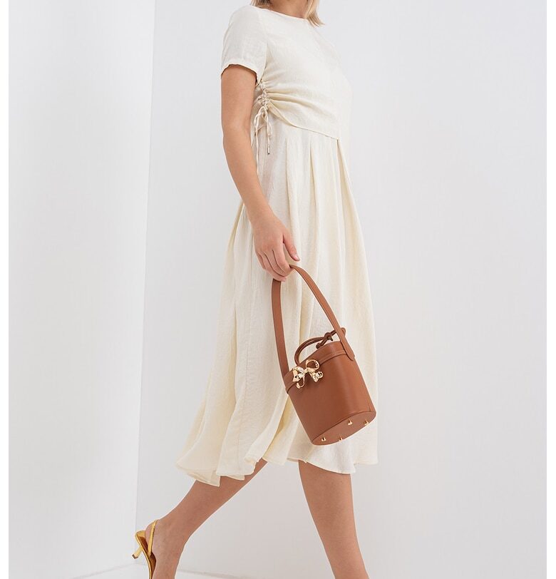 Разкроена рокля с набирания встрани - Мръснобял MaxCo