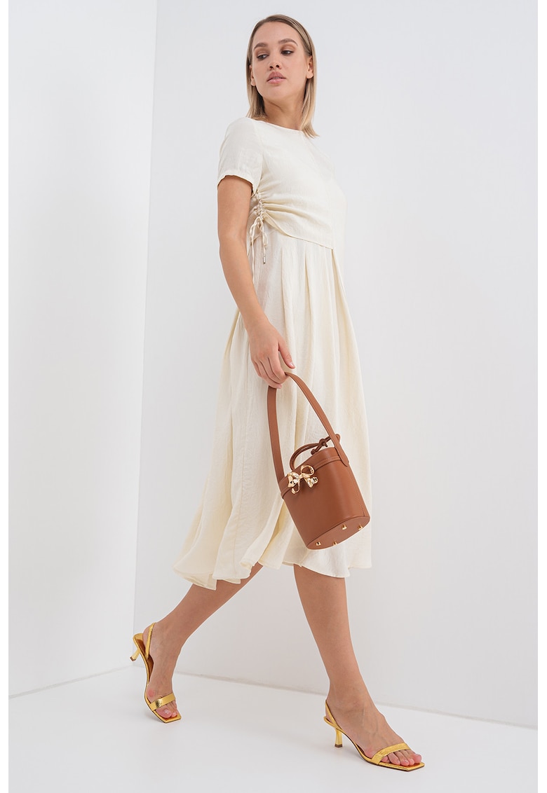 Разкроена рокля с набирания встрани - Мръснобял MaxCo