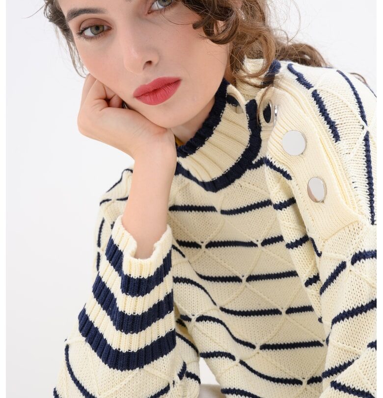 Раиран пуловер с вълна - Мръснобял/Тъмносин MaxCo