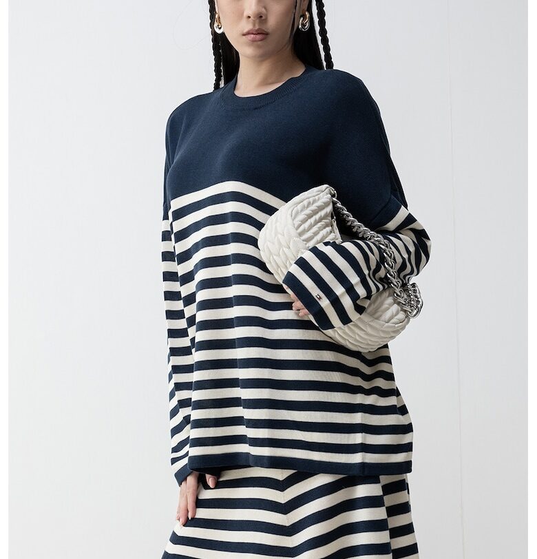 Раиран пуловер с лиосел - Мръснобял/Тъмносин Tommy Hilfiger