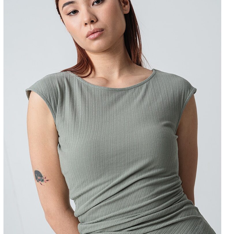 Рипсена тениска Sfoglia с овално деколте - Папратово зелено MaxCo