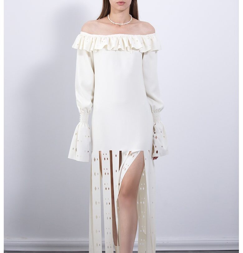 Рокля с голи рамене и големи ресни - Мръснобял UVIA