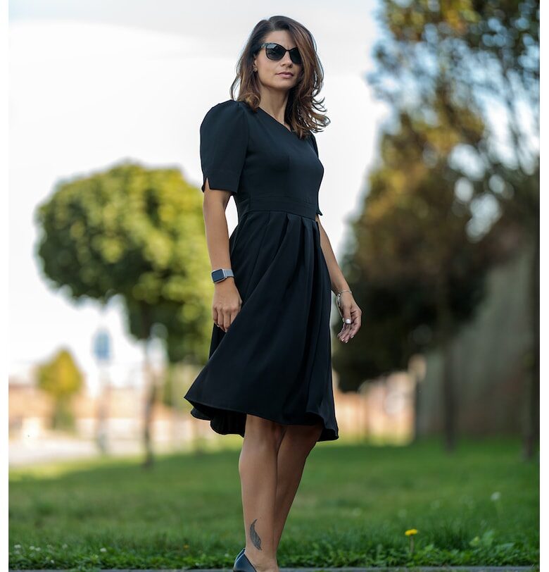 Рокля с шпиц и бухнали ръкави Anias - Черен GIORGAL