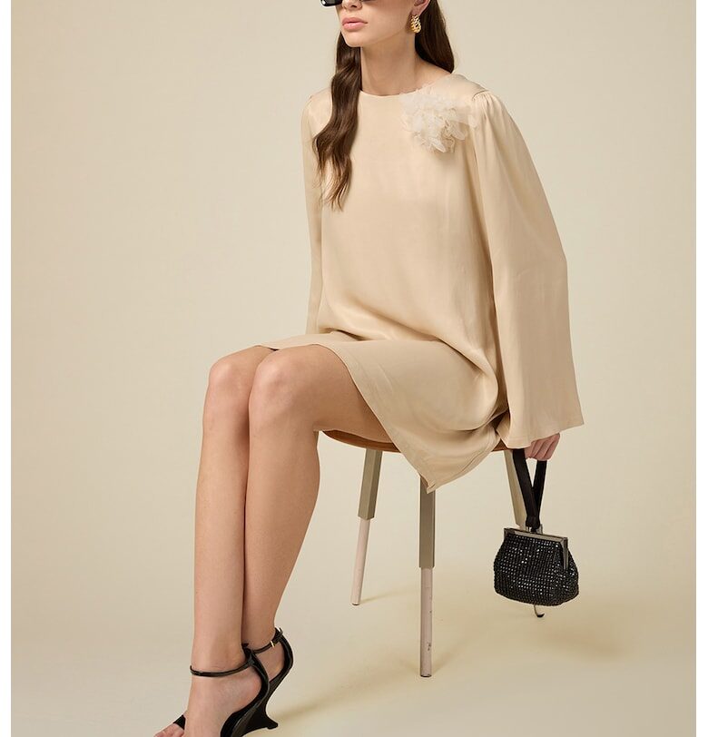 Сатинирана рокля с отделяща се брошка - Светлокафяв Oltre